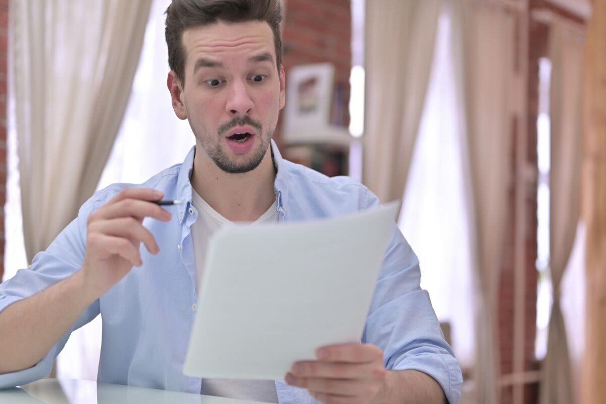 Ragazzo legge sconvolto documento