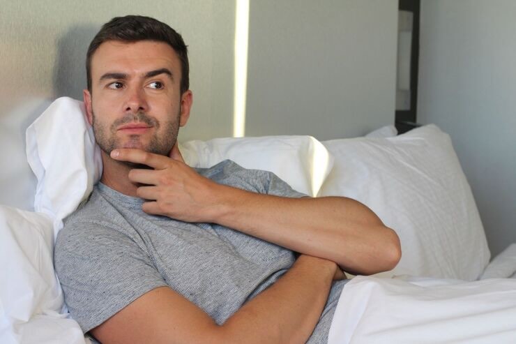 Uomo pensieroso nel letto