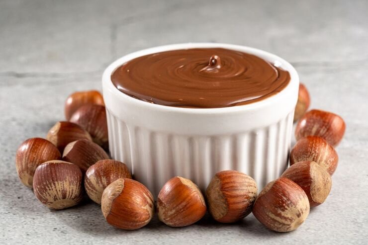 Ciotola con crema spalmabile, nocciole