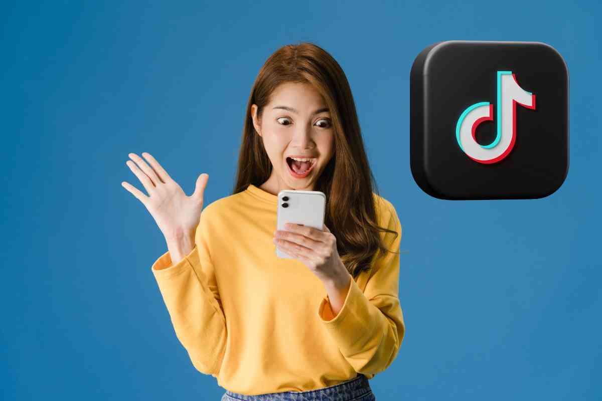 donna con smartphone sorpresa