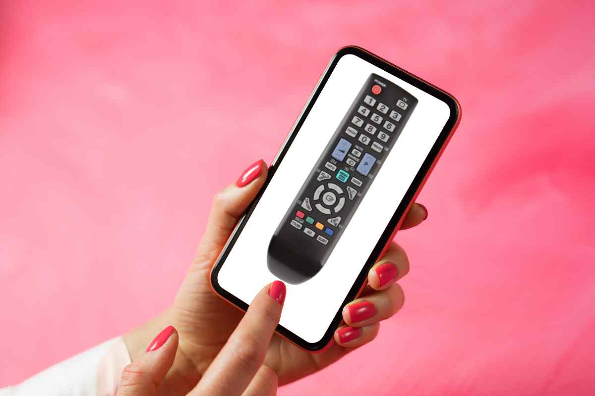 donna che usa un iphone con un telecomando sopra