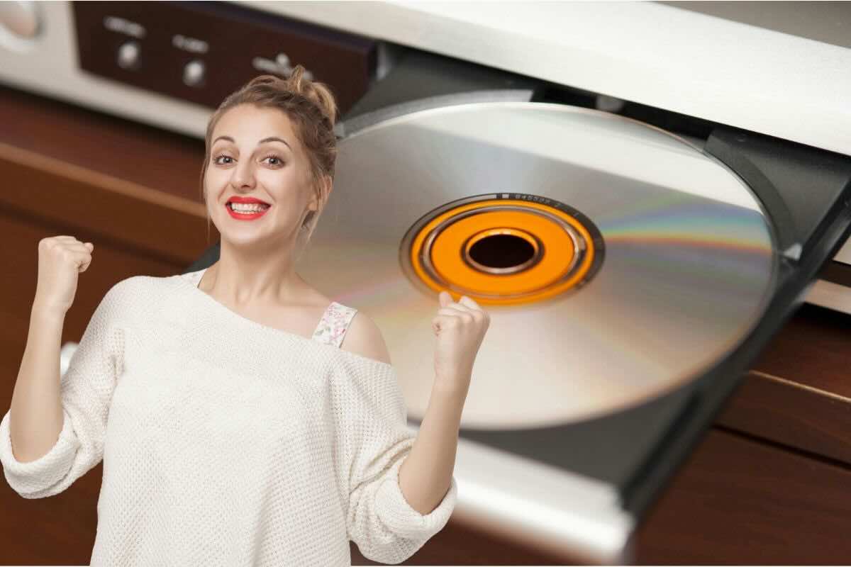 Lettore con CD, donna esulta