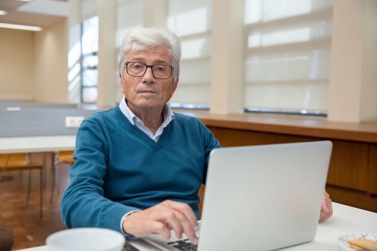 Uomo al PC