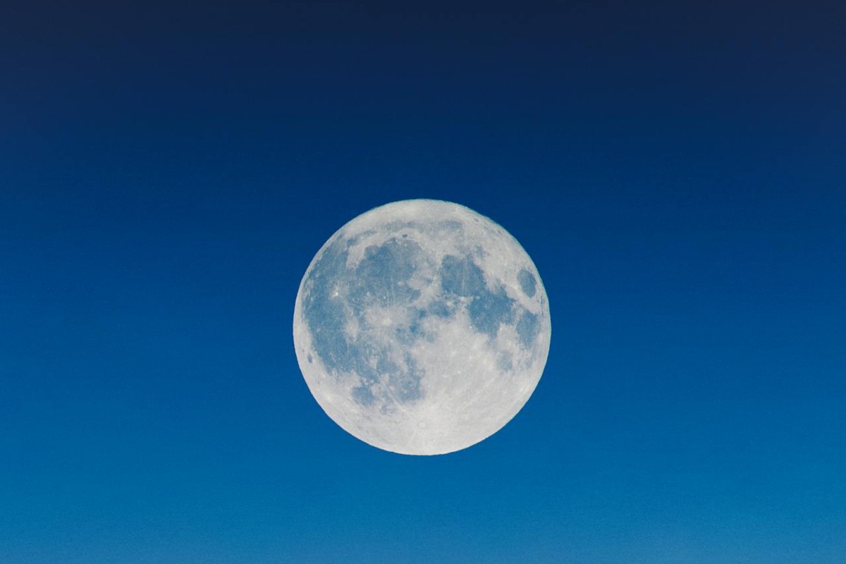Luna piena in cielo