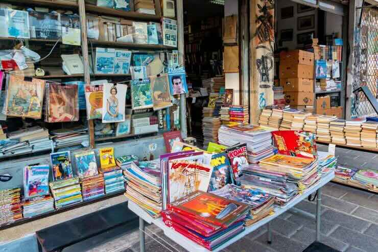 Fumetti in esposizione negozio
