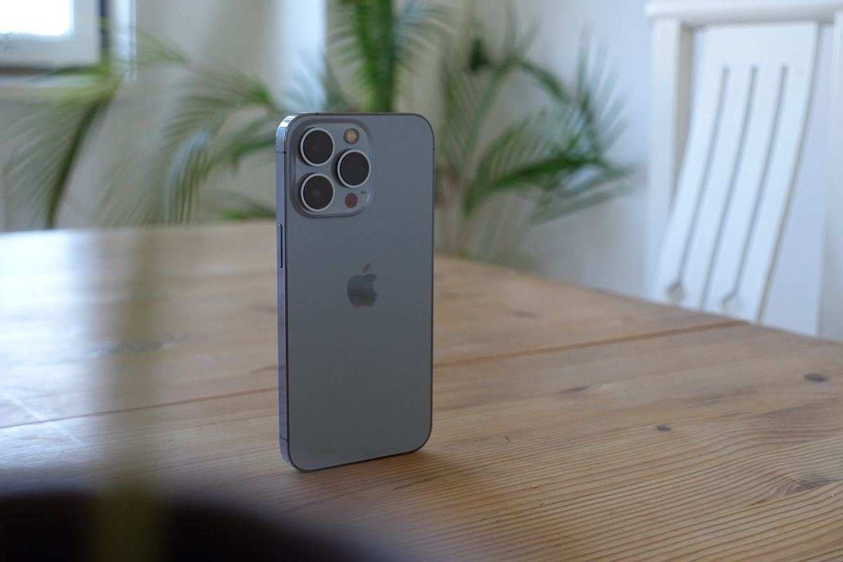iPhone sul tavolo 