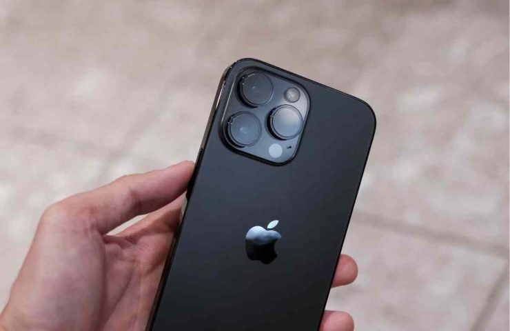 mano che usa iphone