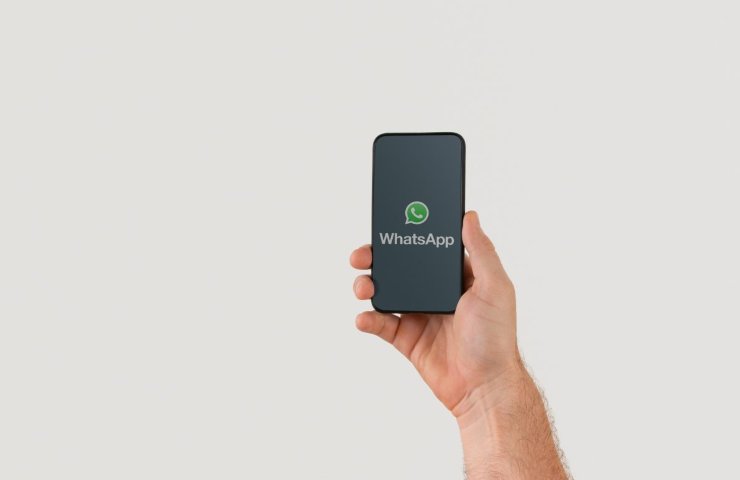 mano con telefono