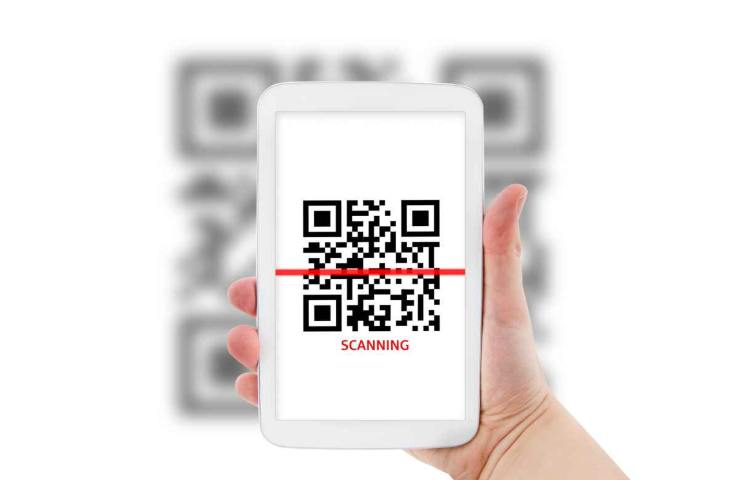 tablet che scansiona un qr code