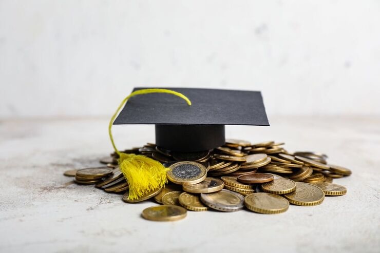 Cappello laurea con pendaglio giallo, monete di euro 