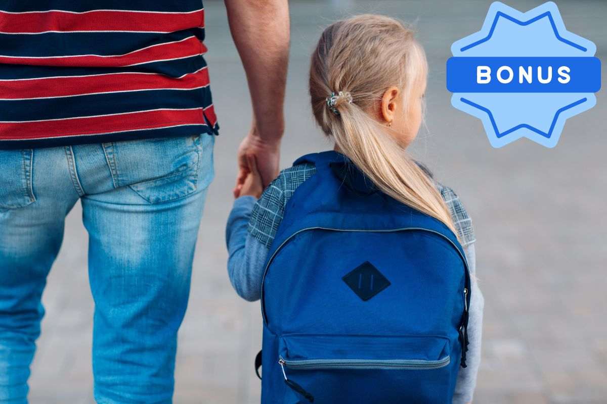 Bambina per mano con uno e bonus