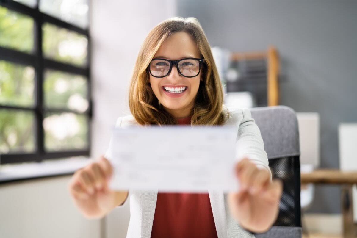 Ragazza felice mostra foglio di carta rettangolare