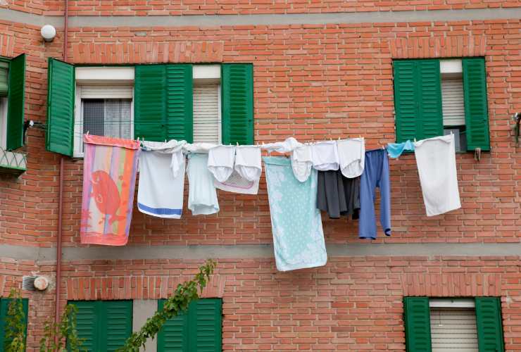 panni stesi fuori dalla finestra