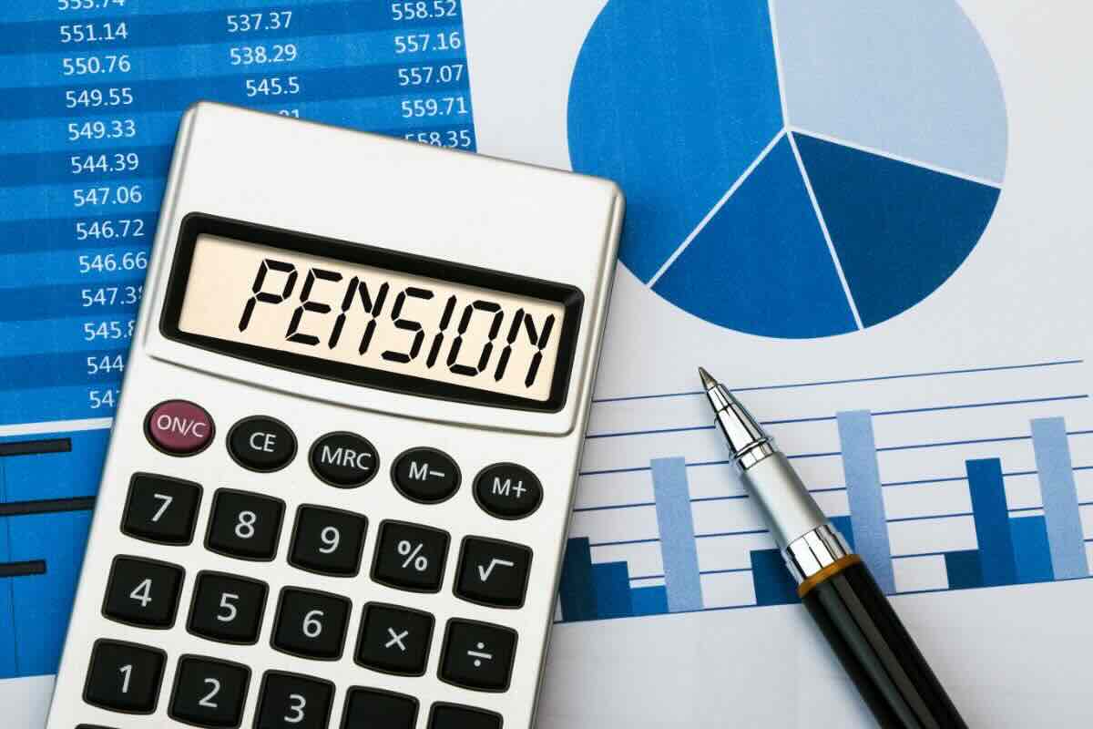 Calcolatrice con scritto Pension, documenti, penna