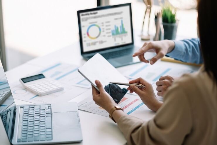 Persone con tablet, PC, documenti 