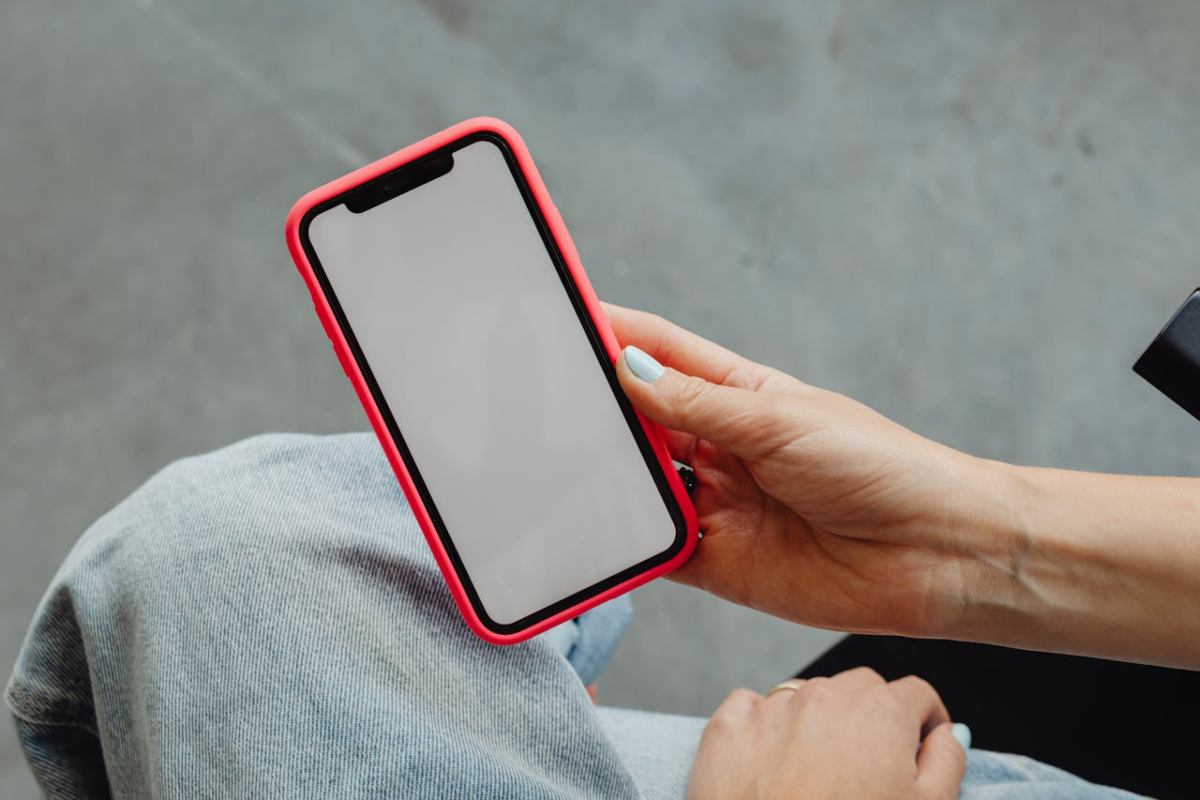 iPhone con schermo bianco