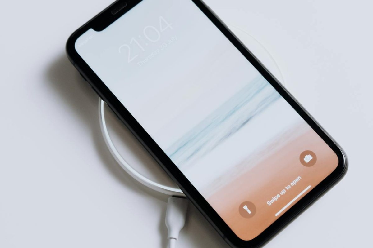 iPhone con cavo di ricarica