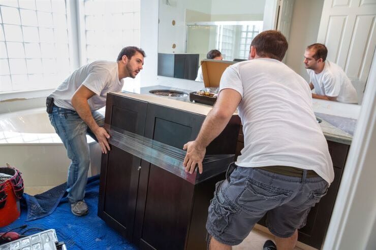 Uomini spostano mobile del bagno