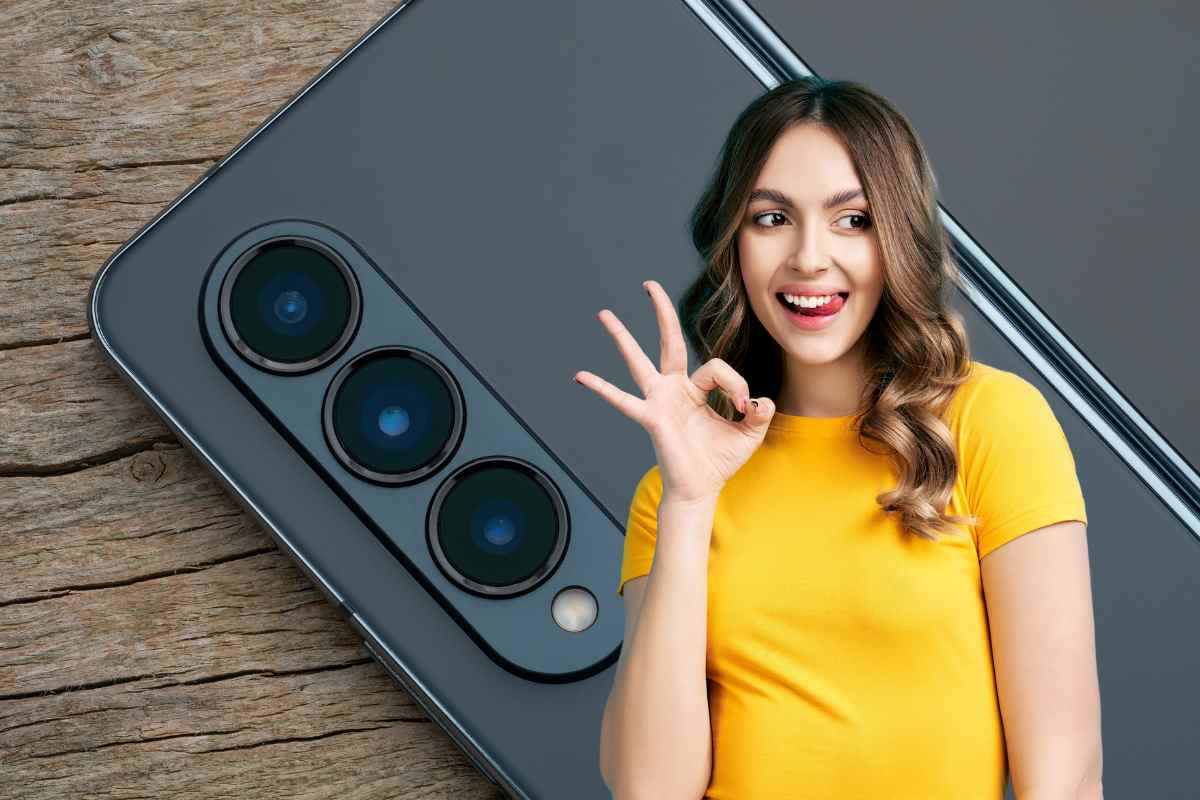 donna che fa l'ok con smartphone galaxy