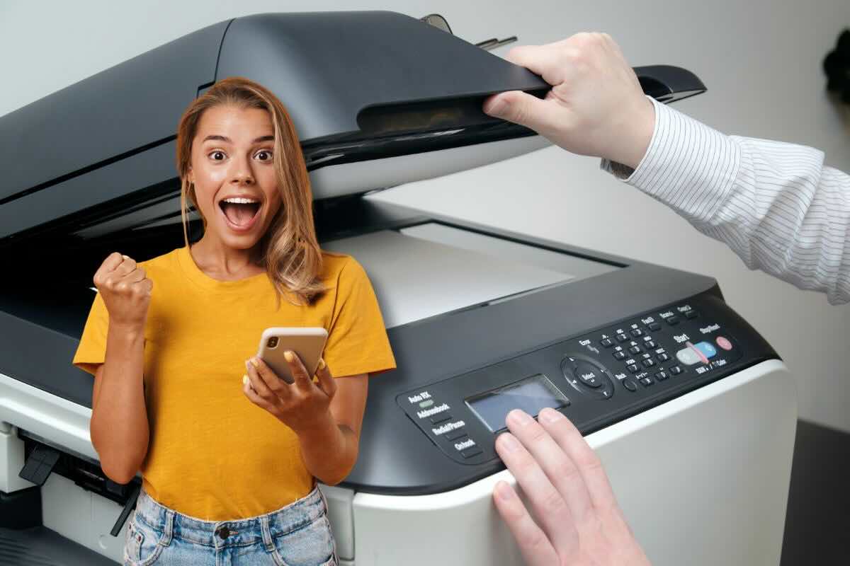 Scanner sul fondo, donna entusiasta con smartphone in mano