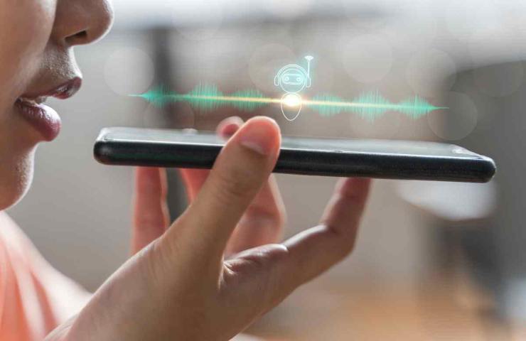 persona che parla con il telefono