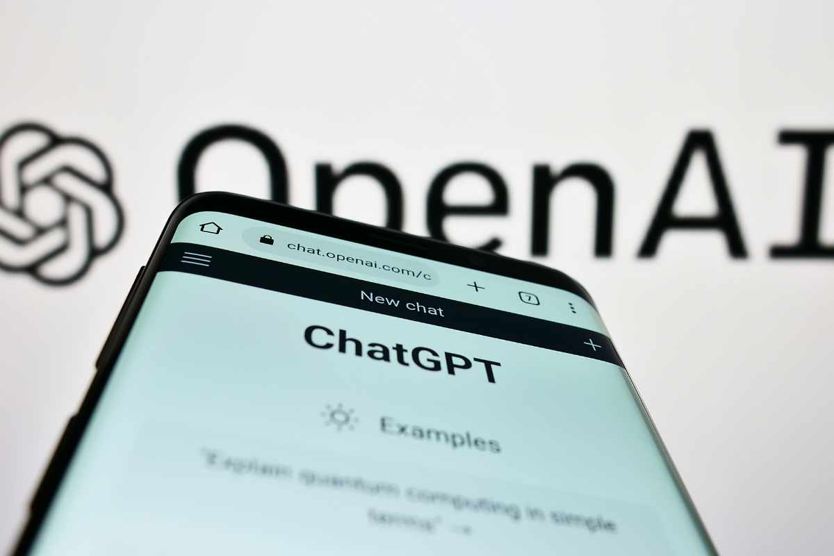 cellulare con schermata di chatgpt