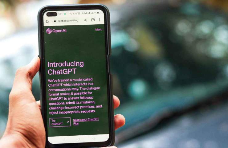 cellulare con schermata di chatgpt