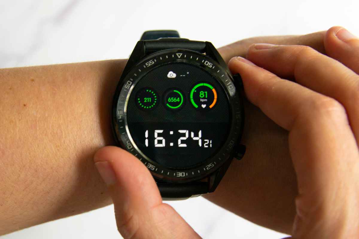 mano che usa uno smartwatch