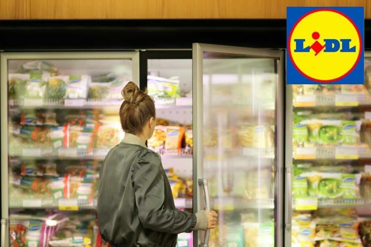 Donna apre sportello surgelati supermercato, logo LIDL