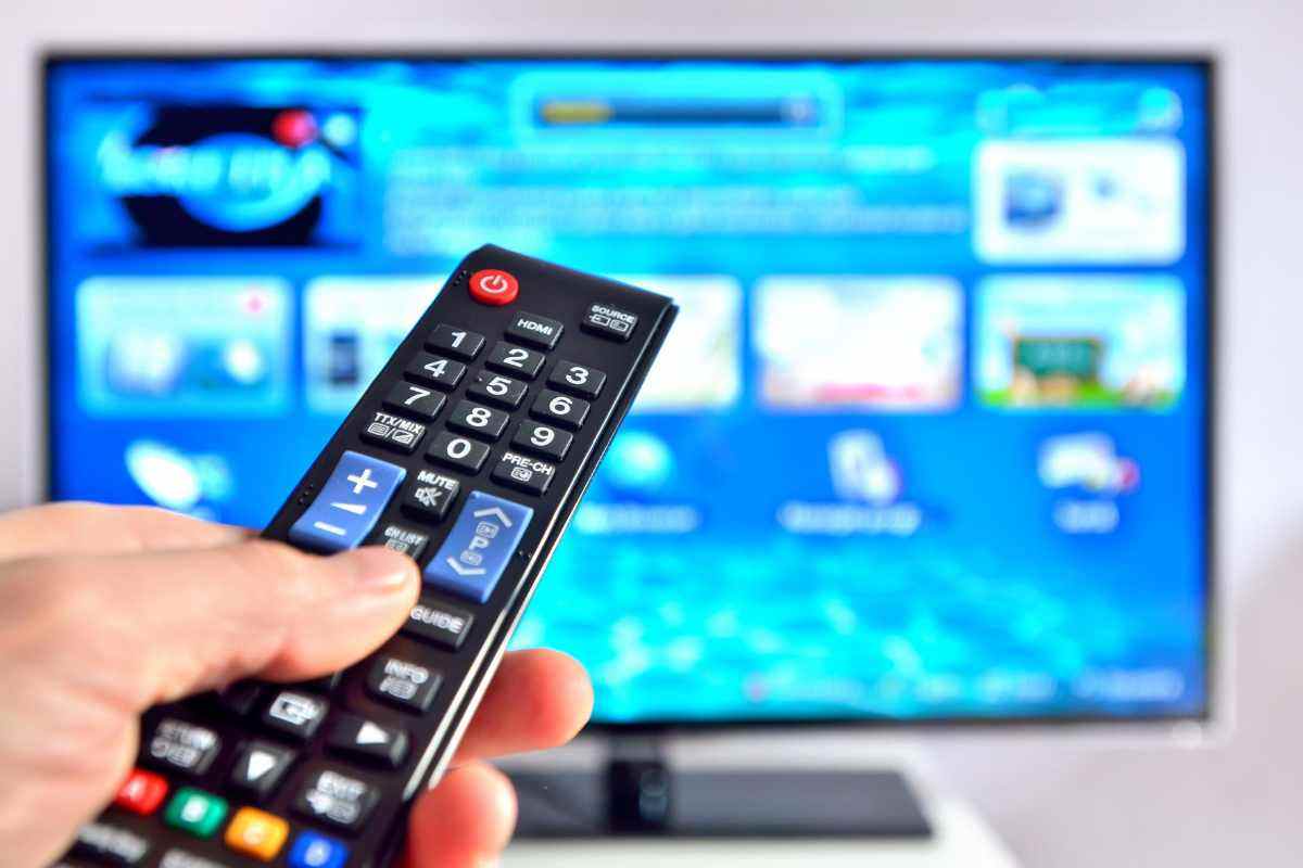 mano che usa un telecomando