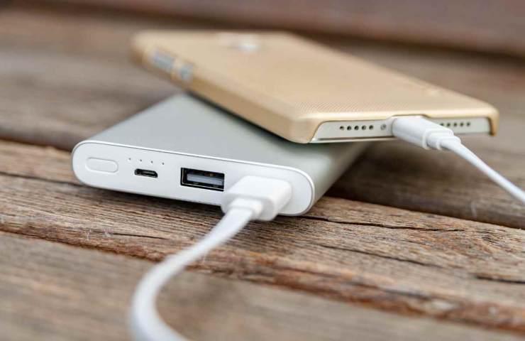 telefono attaccato a una powerbank