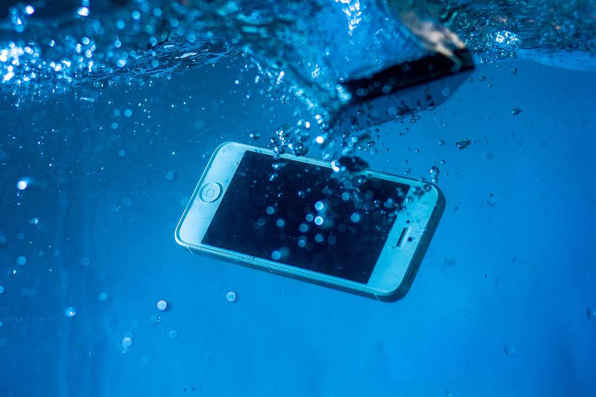cellulare in una piscina