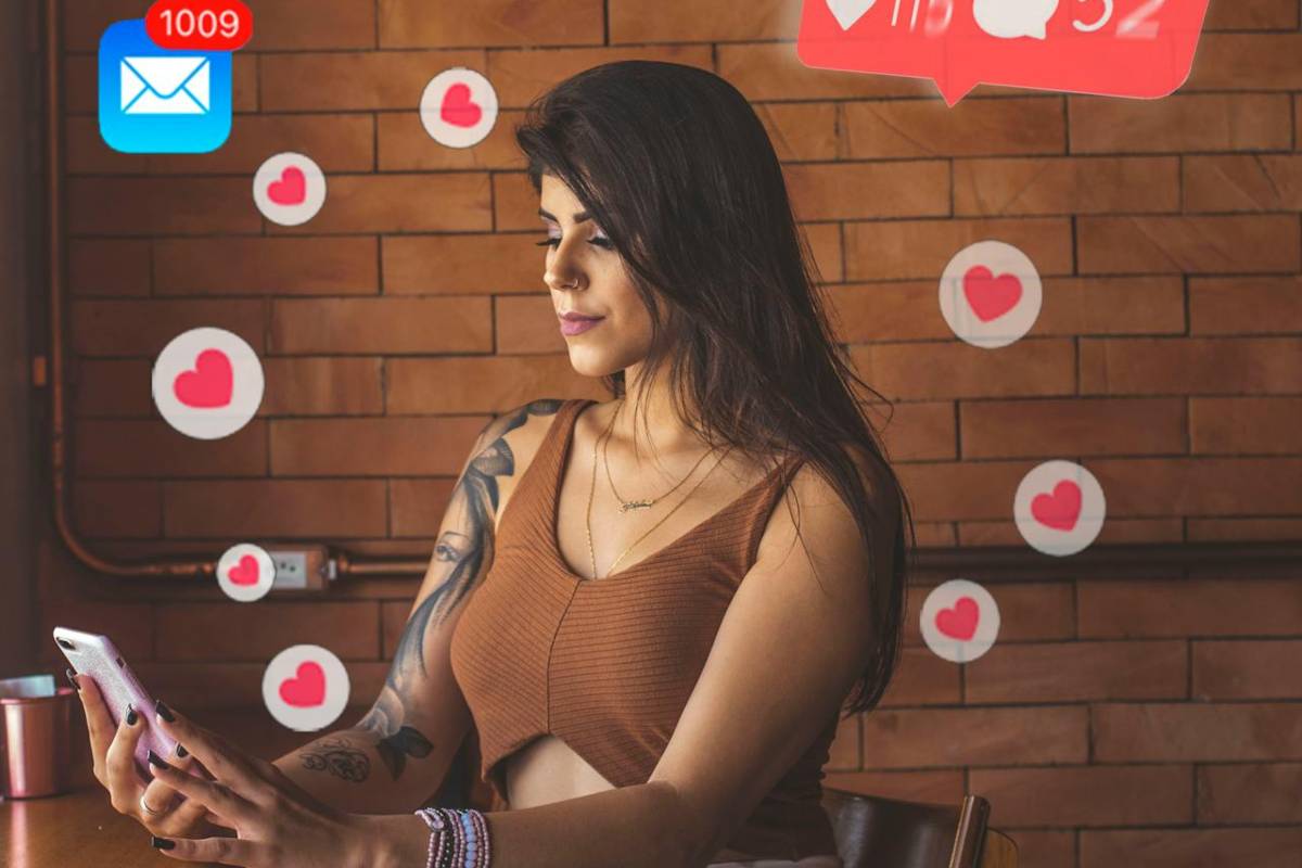 Donna allo smartphone che usa i social