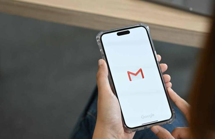 smartphone con logo di gmail