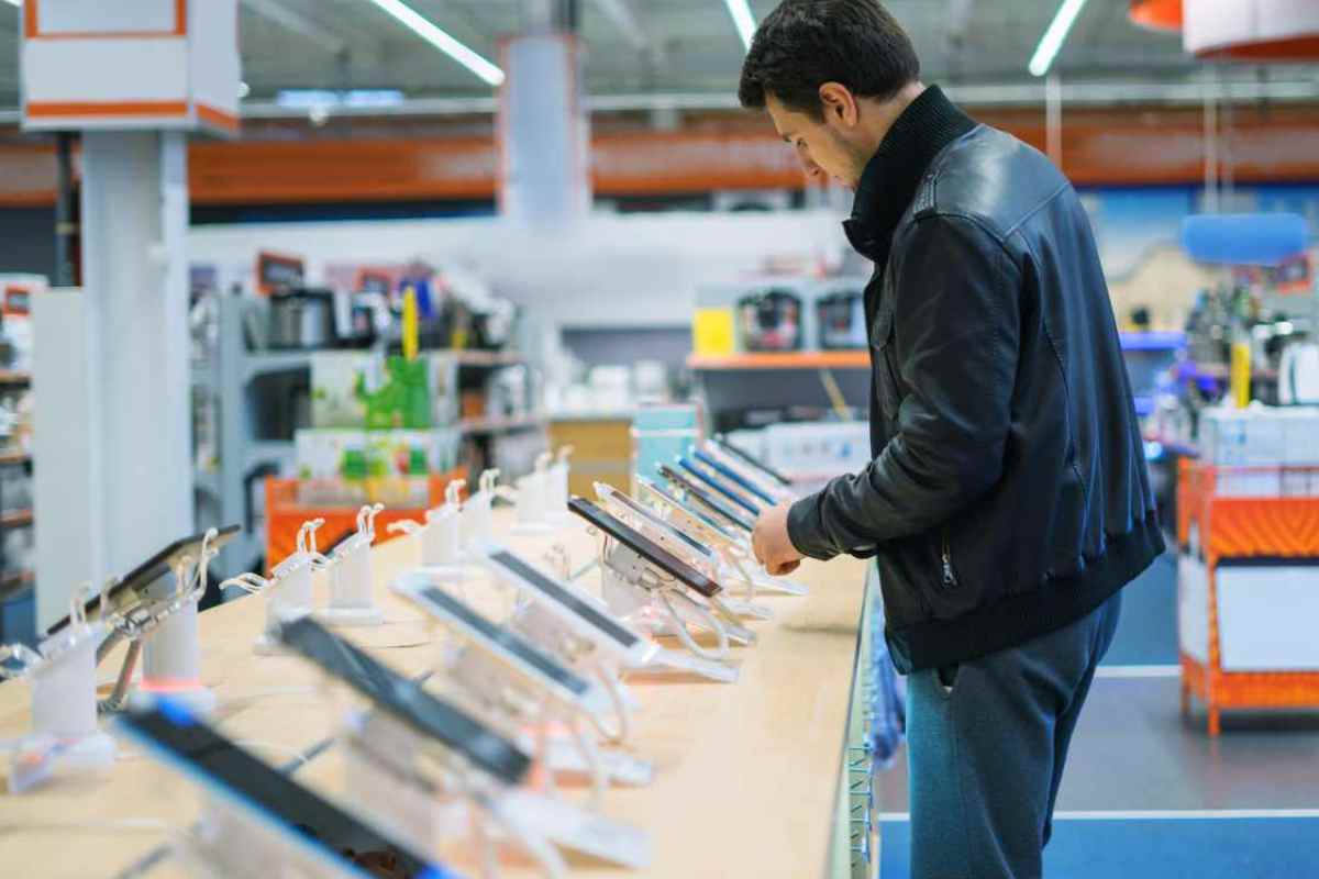 uomo in un negozio di telefonia