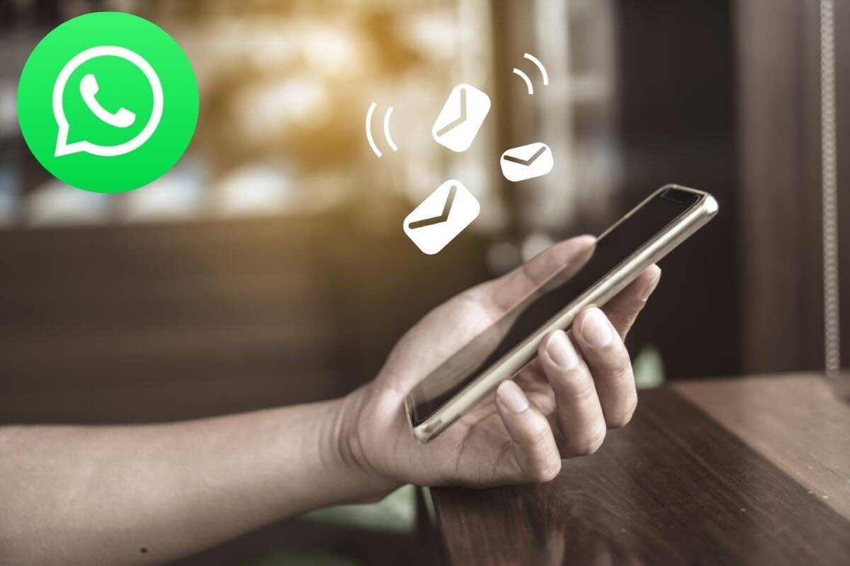 Messaggio con icone bustine lettere, e logo Whatsapp