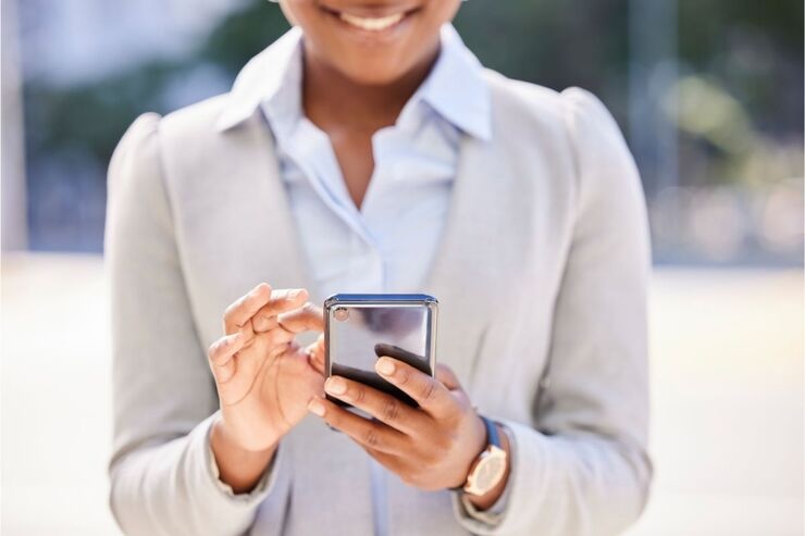Donna sorridente usa smartphone 