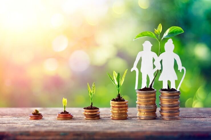 Monete, germoglio, sagome pensionati uomo e donna