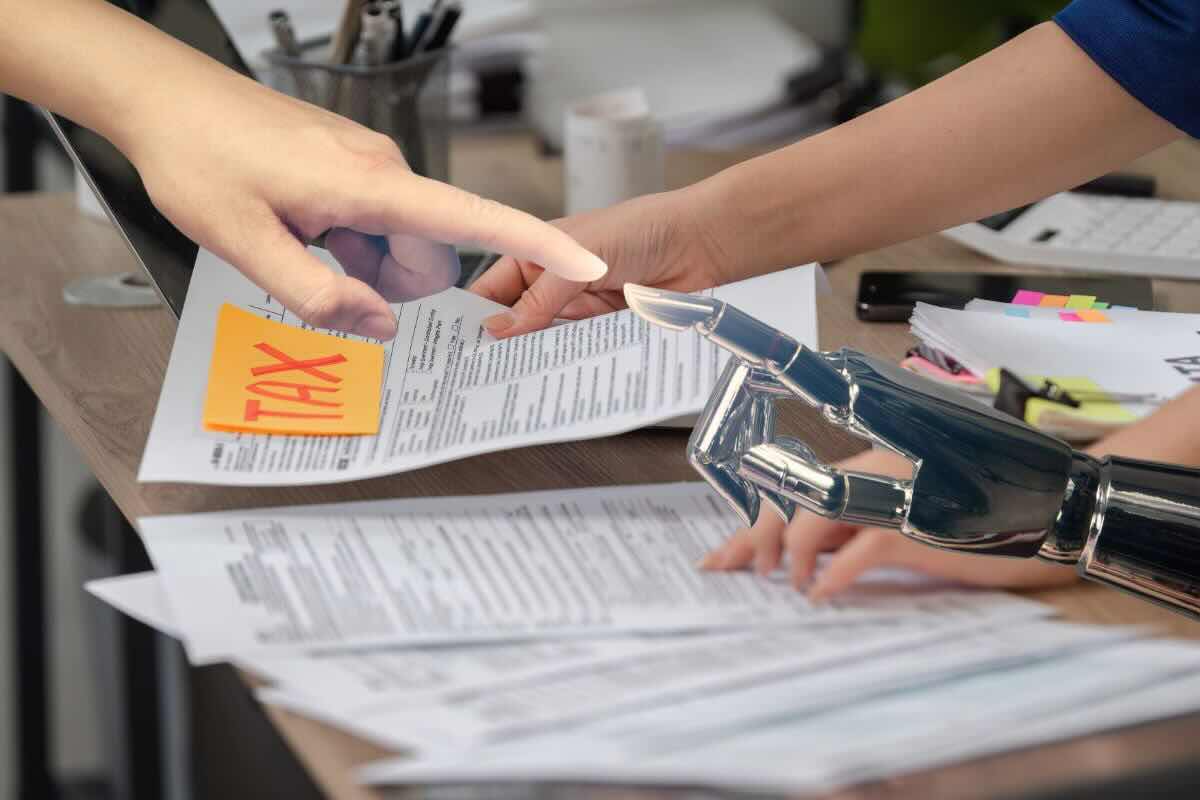 Documenti, scritta Tax e mano umana e mano di robot