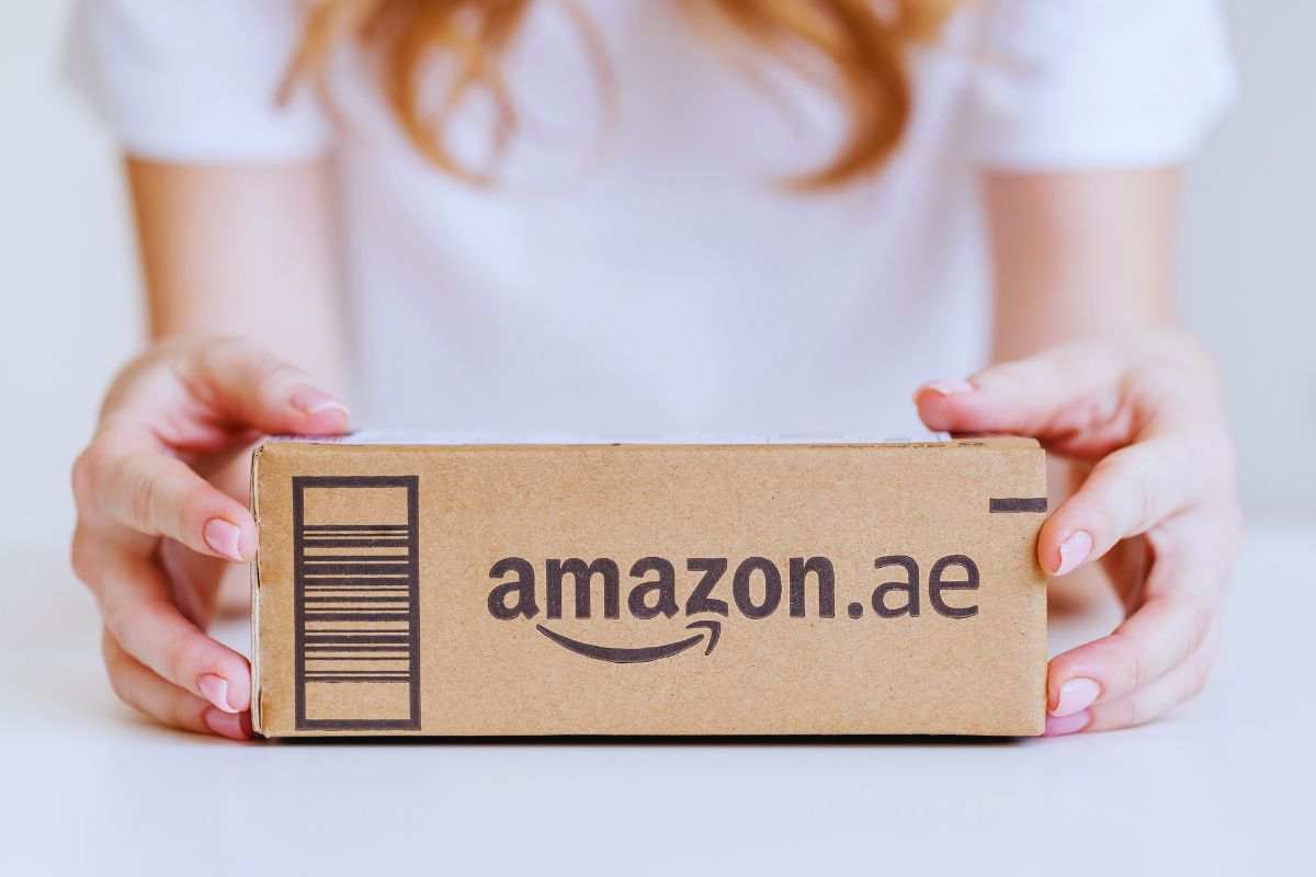 Donna che tiene tra le mani un pacco Amazon