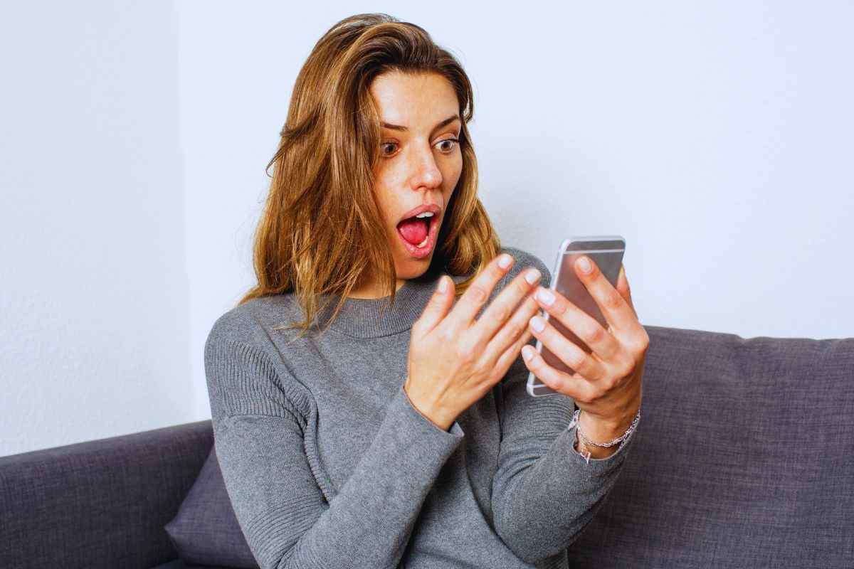 Ragazza con espressione sbalordita
