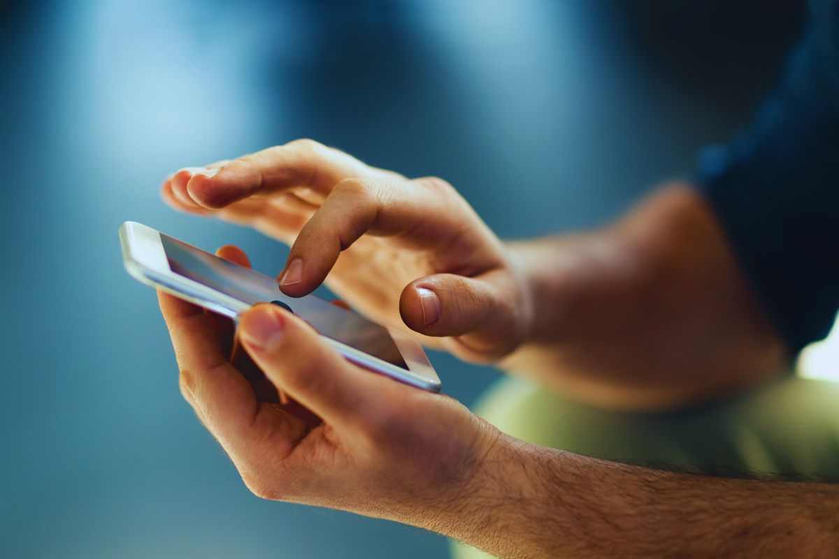 Persona che utilizza lo smartphone