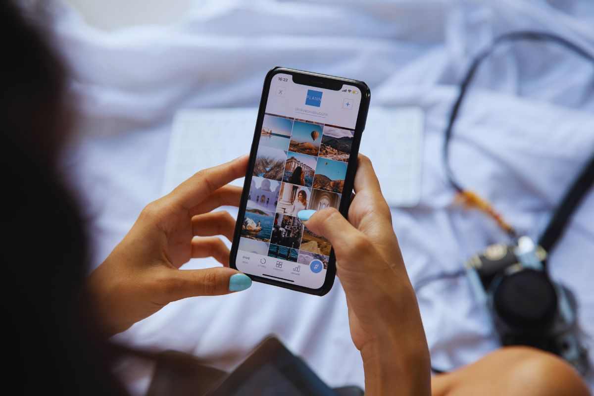 Persona che scorre le immagini nella galleria foto dello smartphone