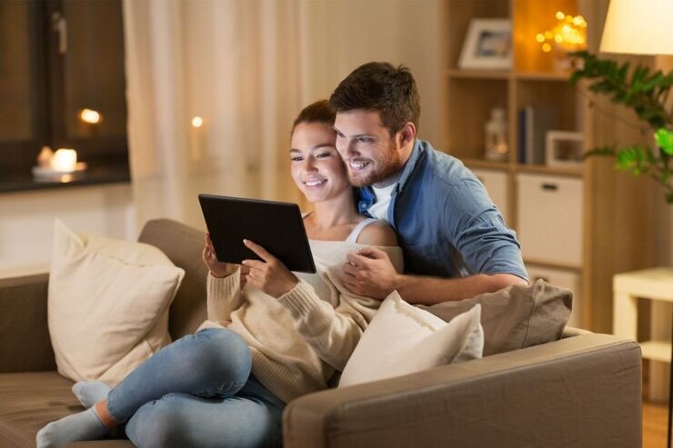 Coppia legge qualcosa sul tablet 