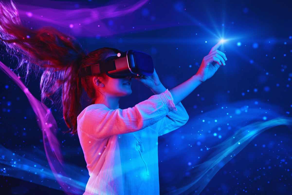 Bambina che gioca con un visore di realtà virtuale