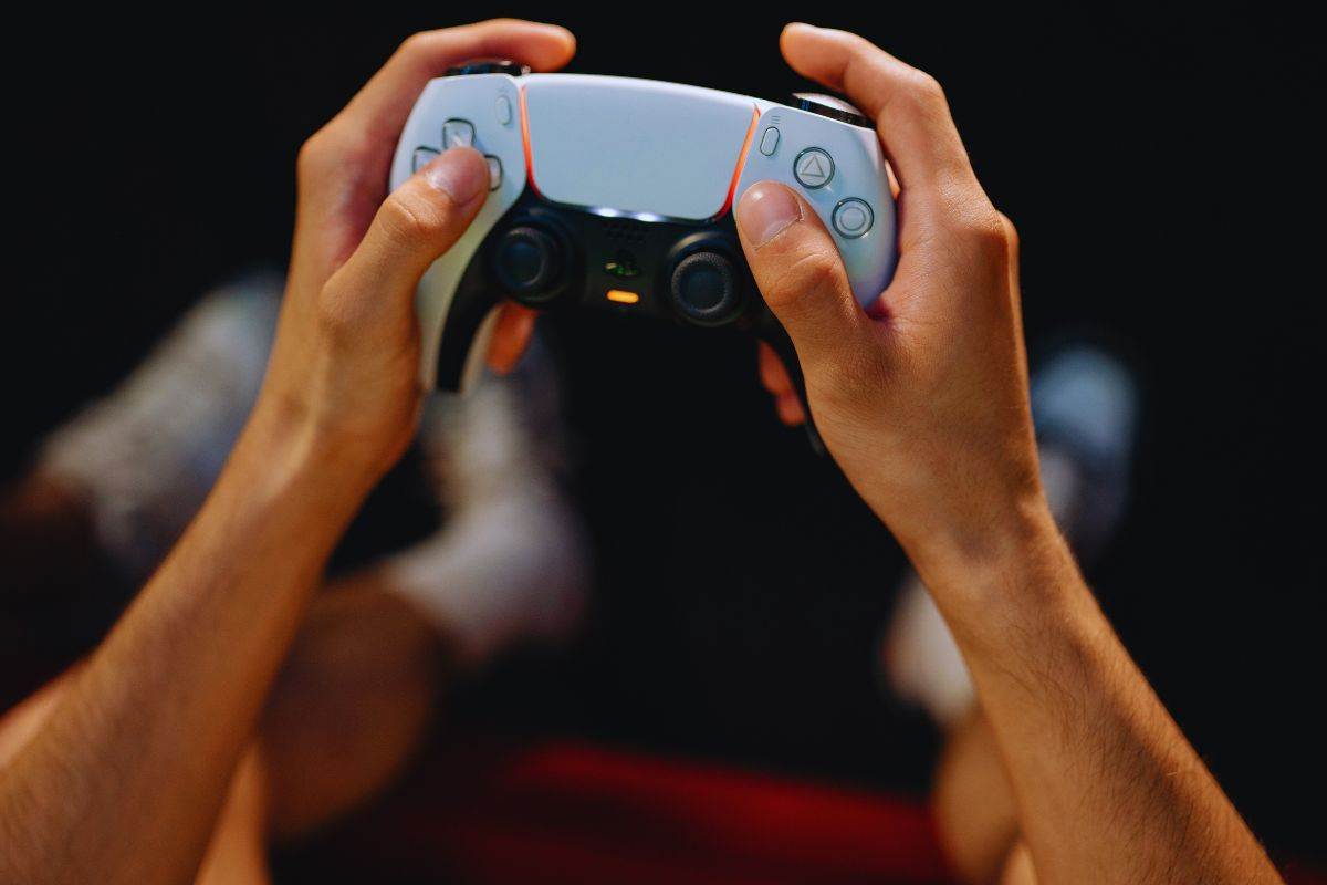 Persona che gioca con la PS5