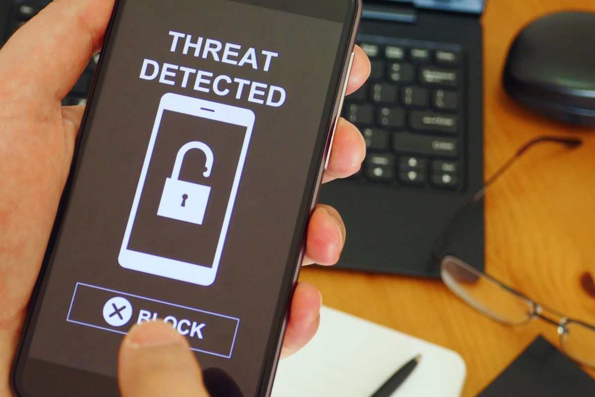 Schermata allerta minaccia su smartphone