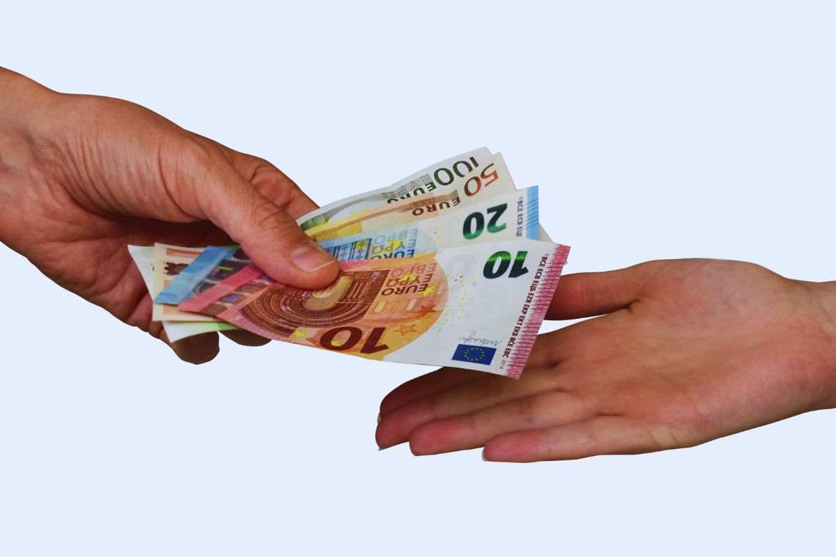 Persone che si scambiano del denaro