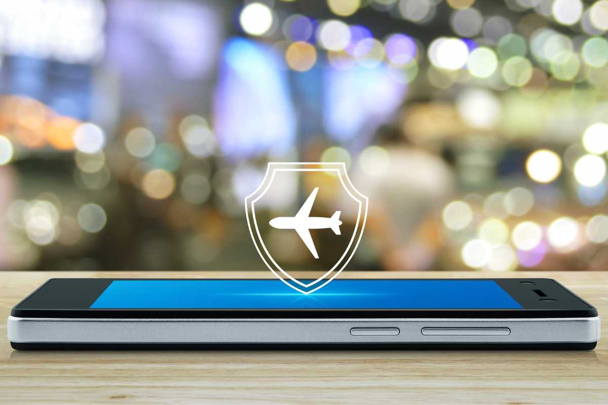 L'icona della modalità aereo ed uno smartphone di profilo