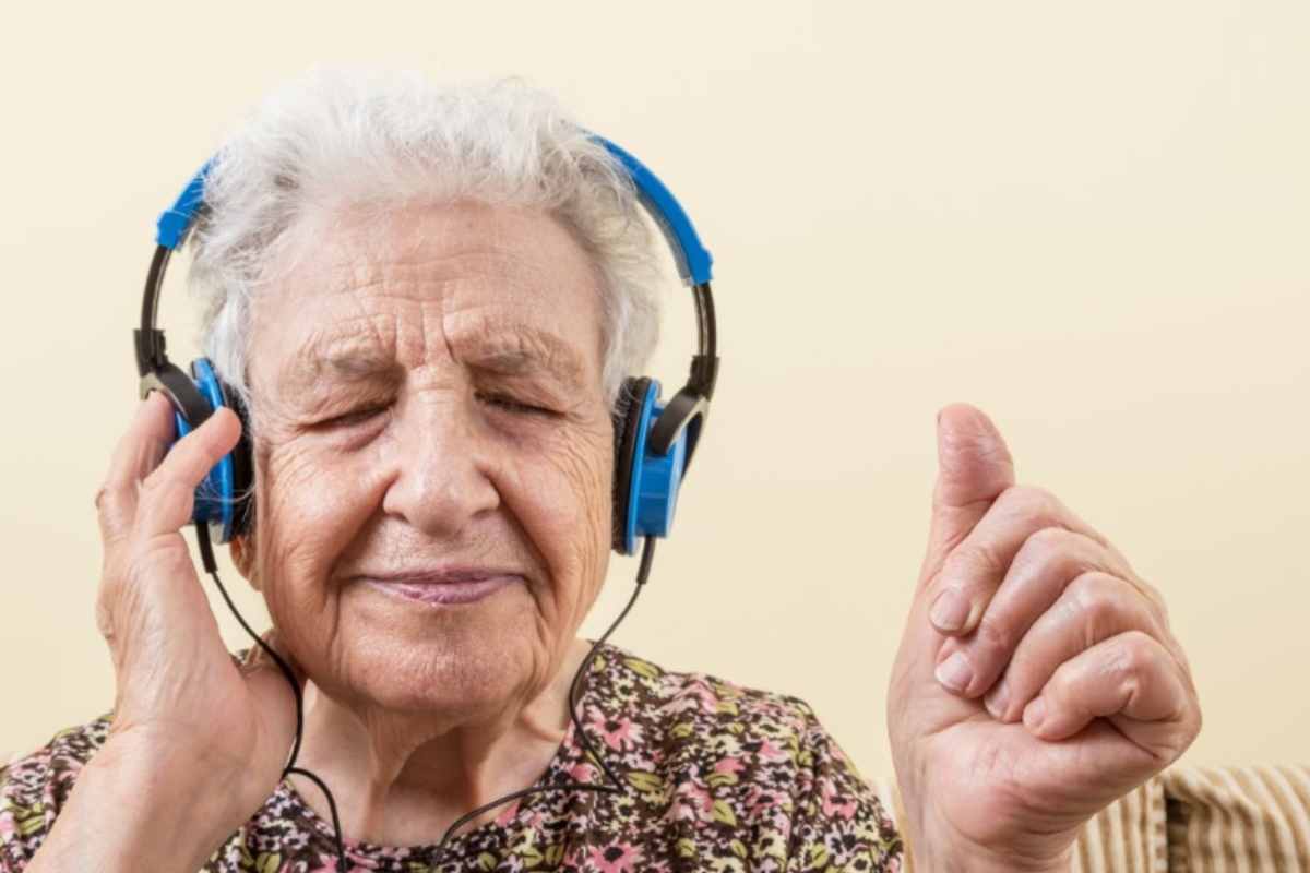 Donna che ascolta musica 